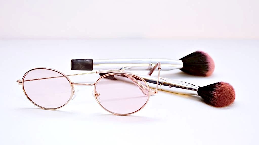 GÖZLÜK TAKMAK VE MAKYAJ YAPMAK